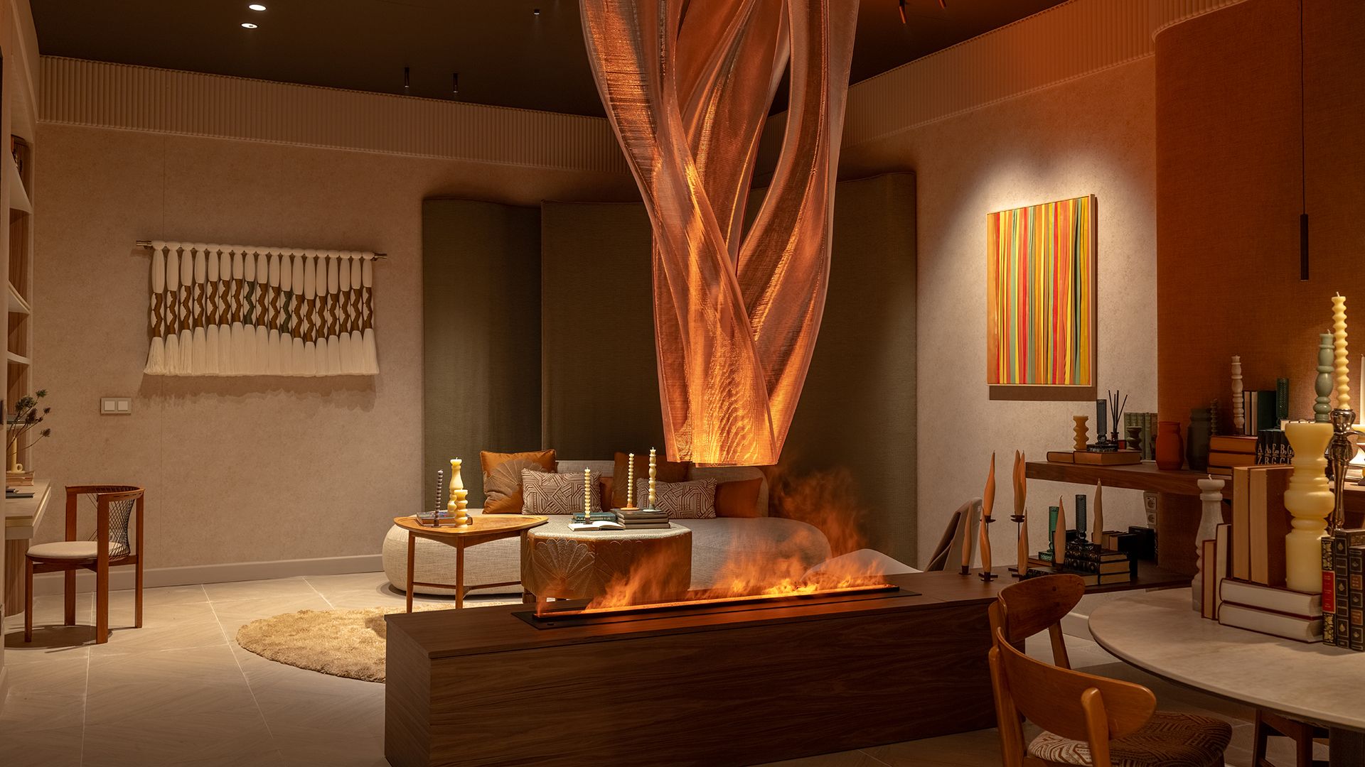 Salón cálido en Marbella Design con chimenea, iluminación ambiental y diseño envolvente.