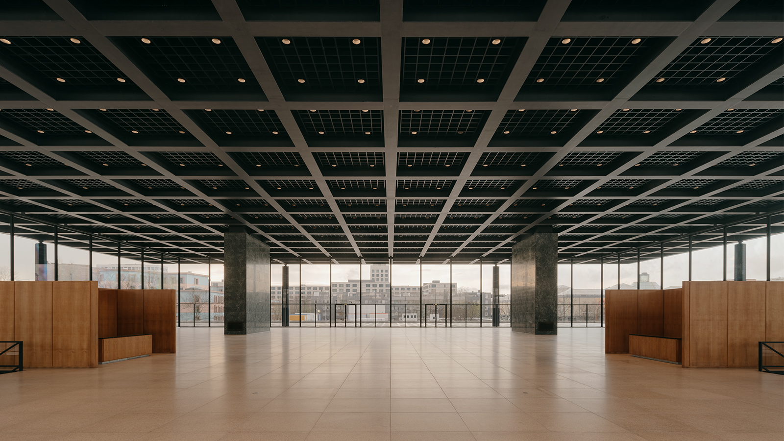 Das Foyer der Neuen Nationalgalerie von David Chipperfield Architects.