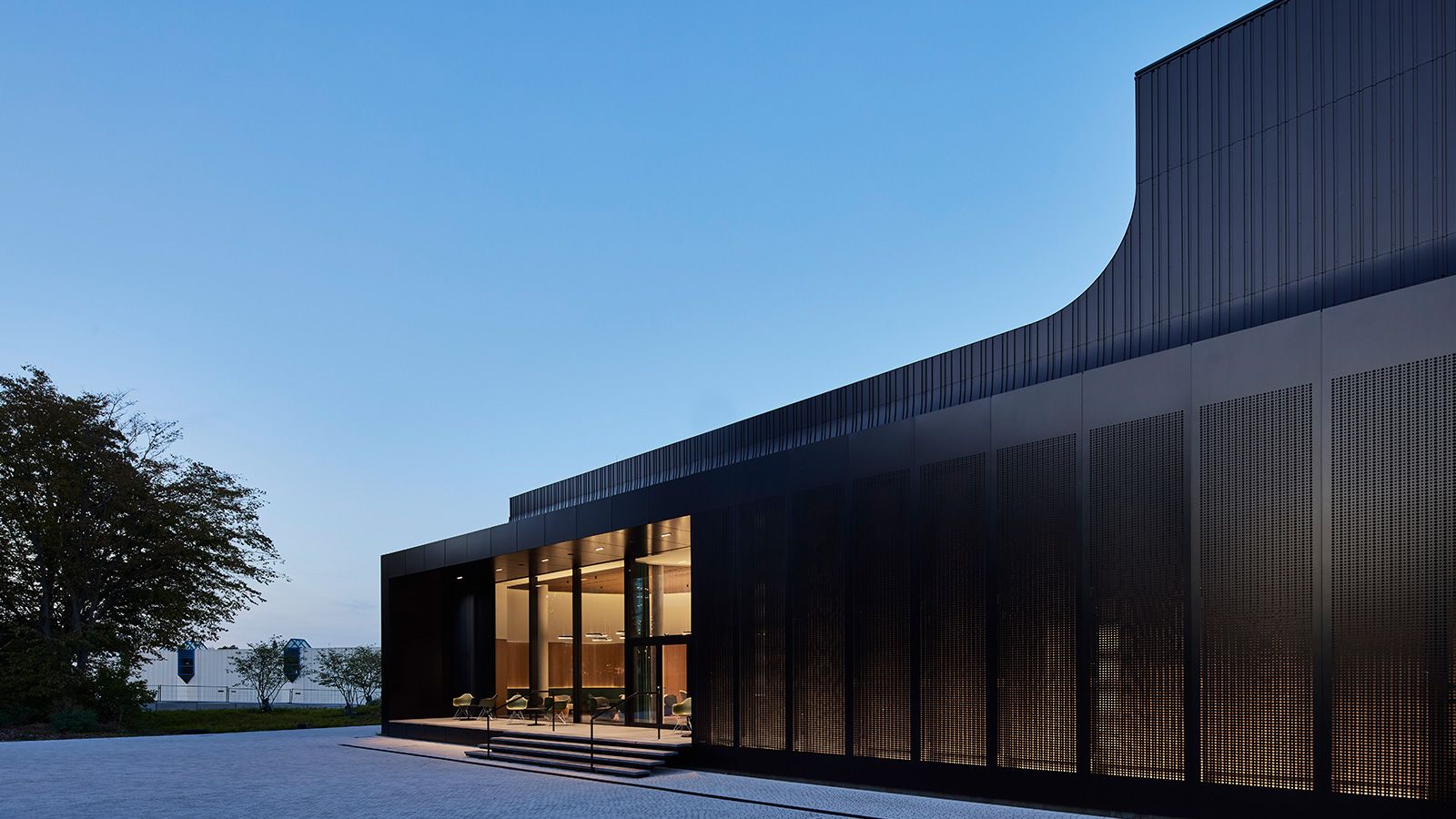 Das neue Welcome Center auf dem Firmengelände ist das Herz von Schüco | Architektur