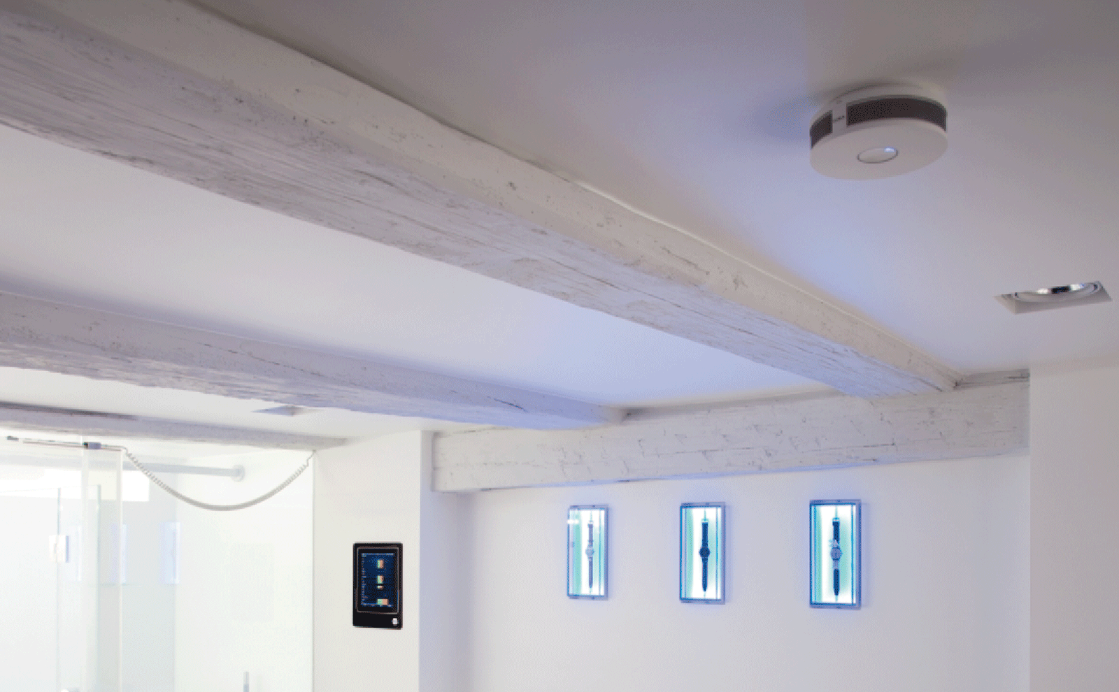 Gira Rauchmelder über beleuchtete Uhren