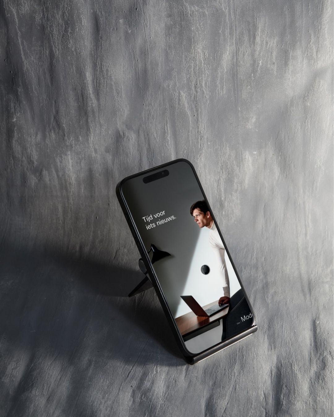 Gira renovering brochure nederland mock up overzicht iPhone.