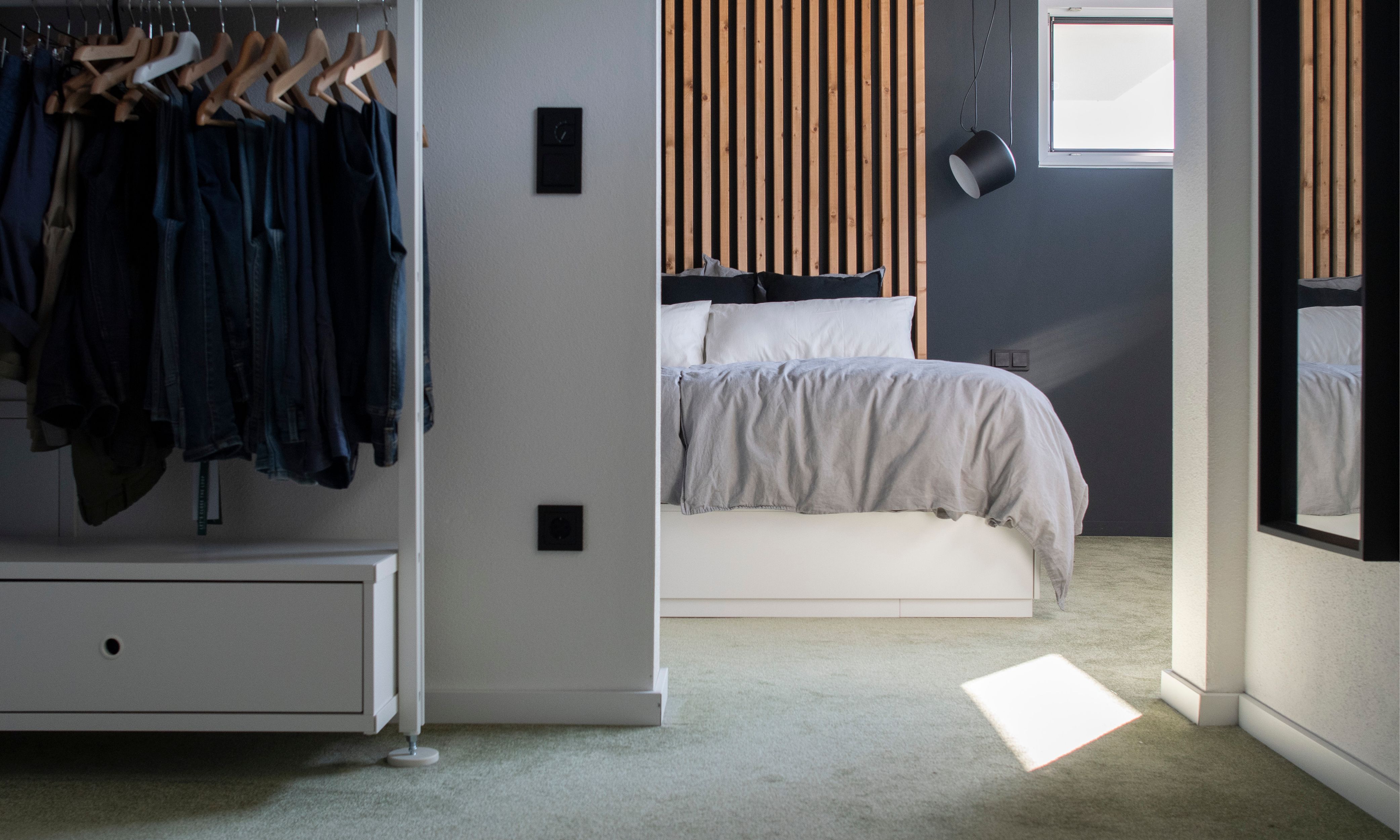 Modernes Ankleide- und Schlafzimmer mit smarter Technik ausgestattet.