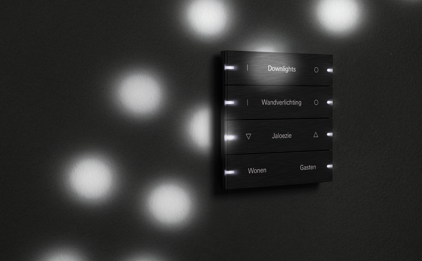 Gira tastsensor 4 in zwart met lichtreflecties