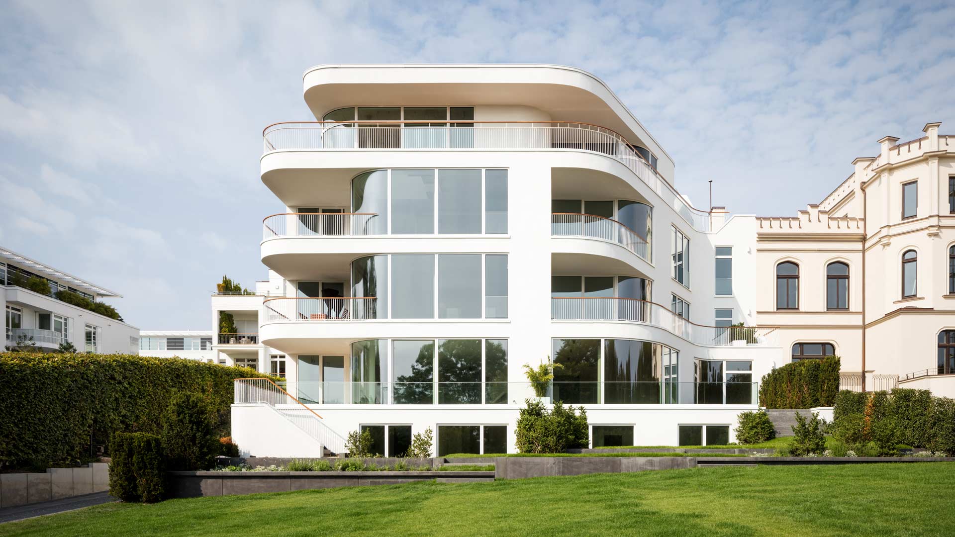Villa mit abgerundeten Ecken von BAID Architekten in Hamburg Harvestehude