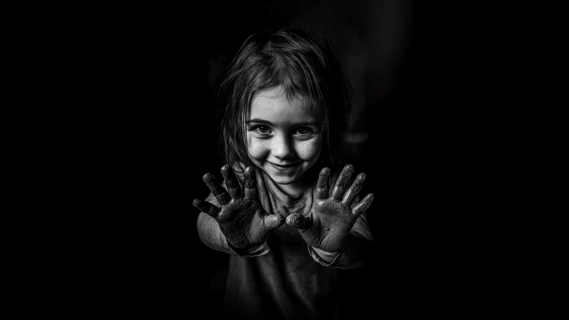 Markenkampagne 2025: Ein animiertes GIF zeigt ein kleines Mädchen mit sehr dreckigen Händen, die sie in Richtung Betrachter reckt und dabei schelmisch lächelt.