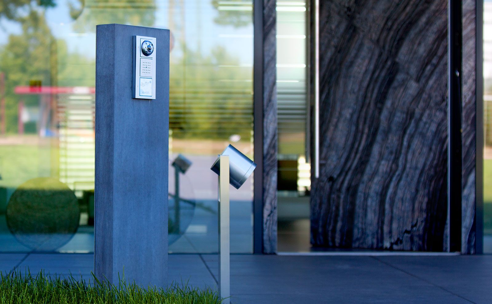 Met het Gira deurstation ziet u meteen wie er voor de deur staat.✓ Hoogwaardig design ✓Met tekstkader ✓Tegen spatwater beschermd