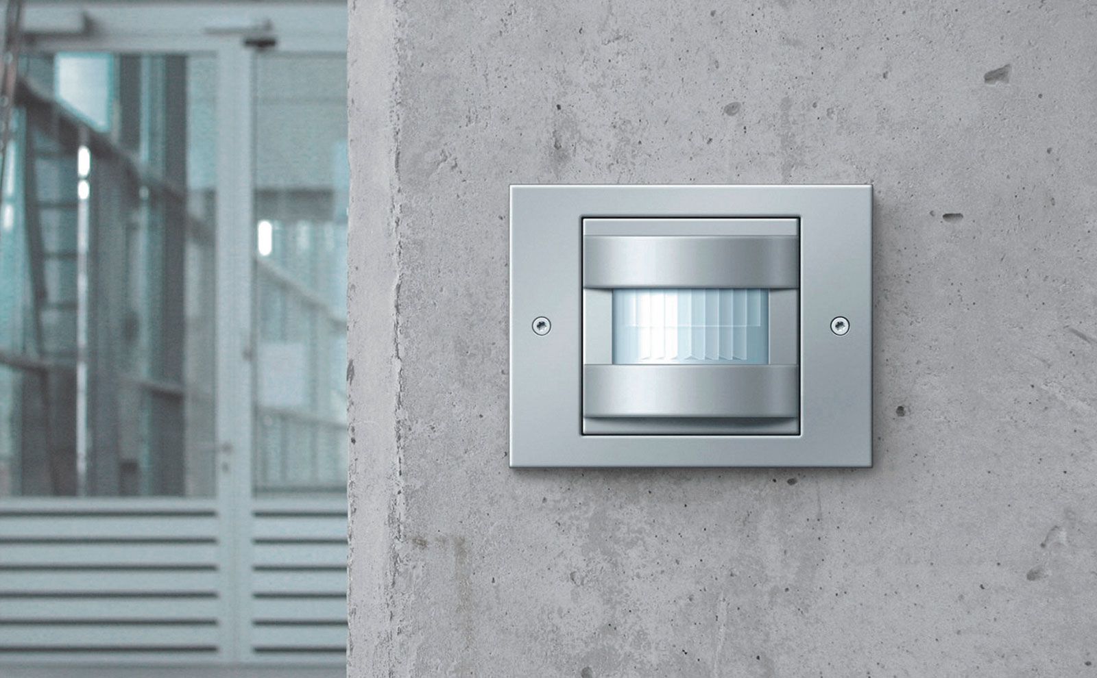 Gira motion detectors observe every corner, even on small properties: automatic lights ✓ coverage angle of 110° ✓ award-winning design.