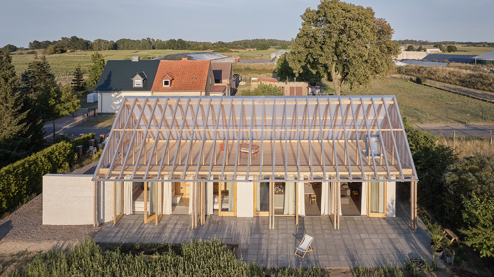 Westfixierung: Dachgeschoss und Terrasse warten täglich auf den Sonnenuntergang.