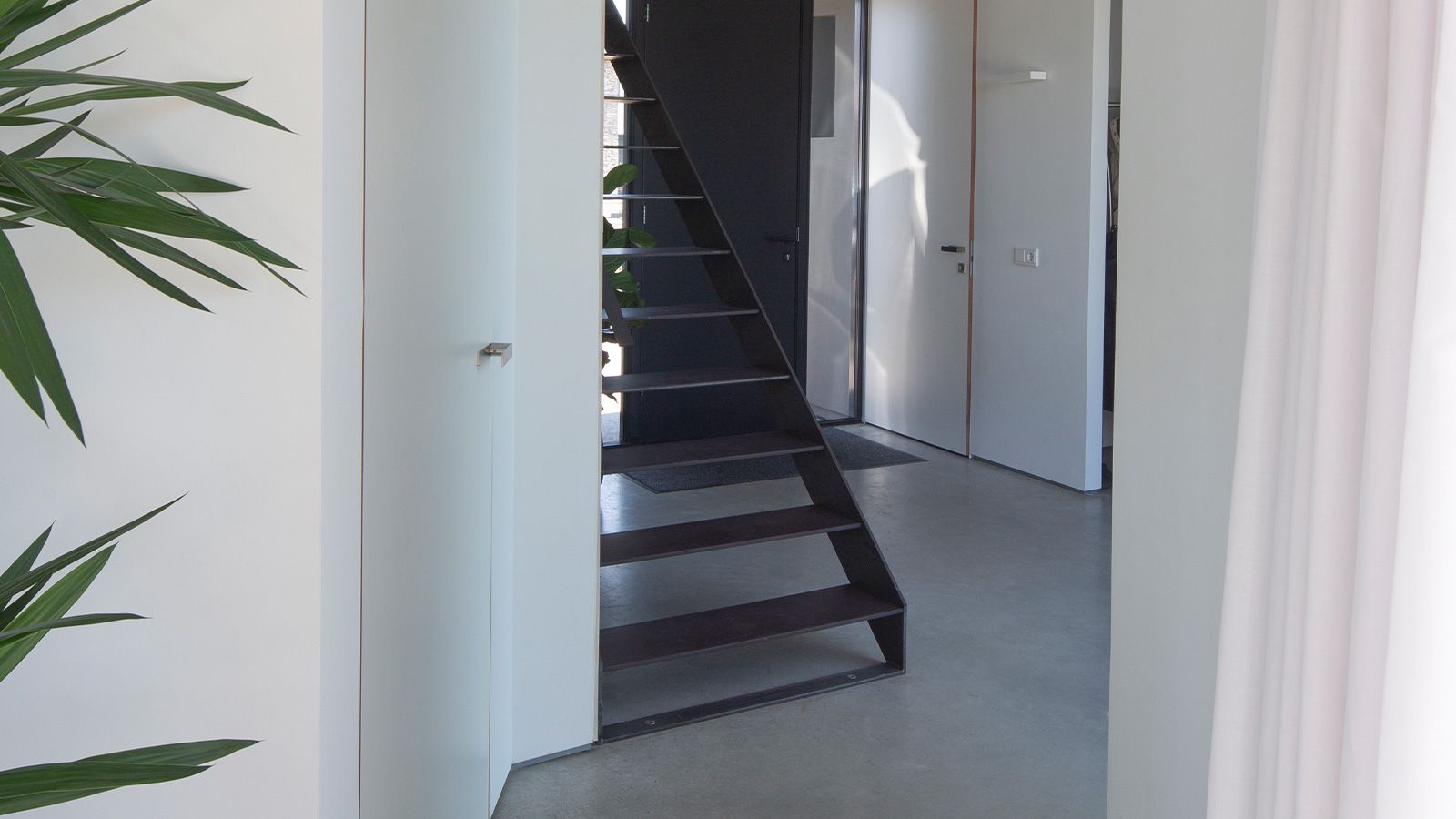 Keine Schnörkel: Von der schlanken Treppe bis zu Design-Griffen und -Schaltern. (Foto: John van Groenedaal)