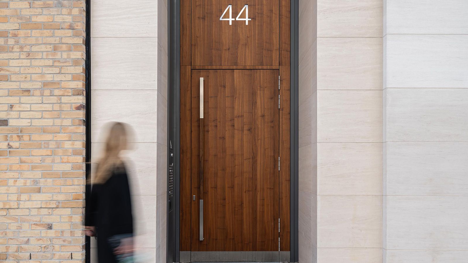 Kleiner als gedacht: Der Eingang von Haus Nr. 44 ist eine Tür in der Tür