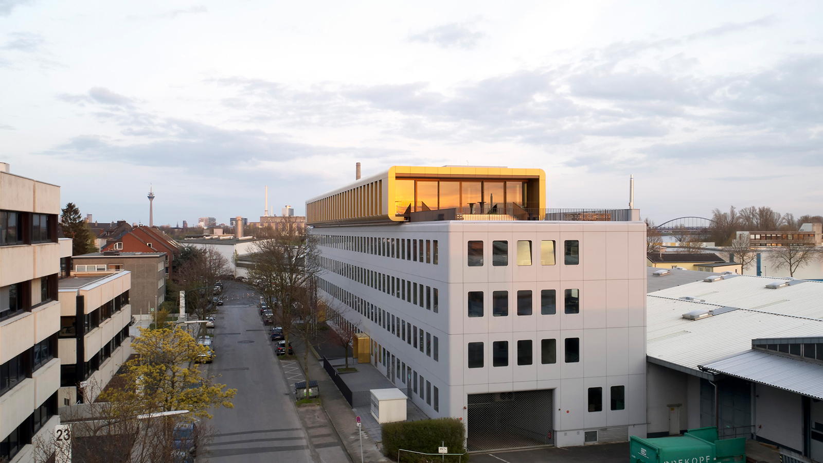 Der goldene Blickfang - Bürobau in Düsseldorf vom Architekturbüro KRESINGS.