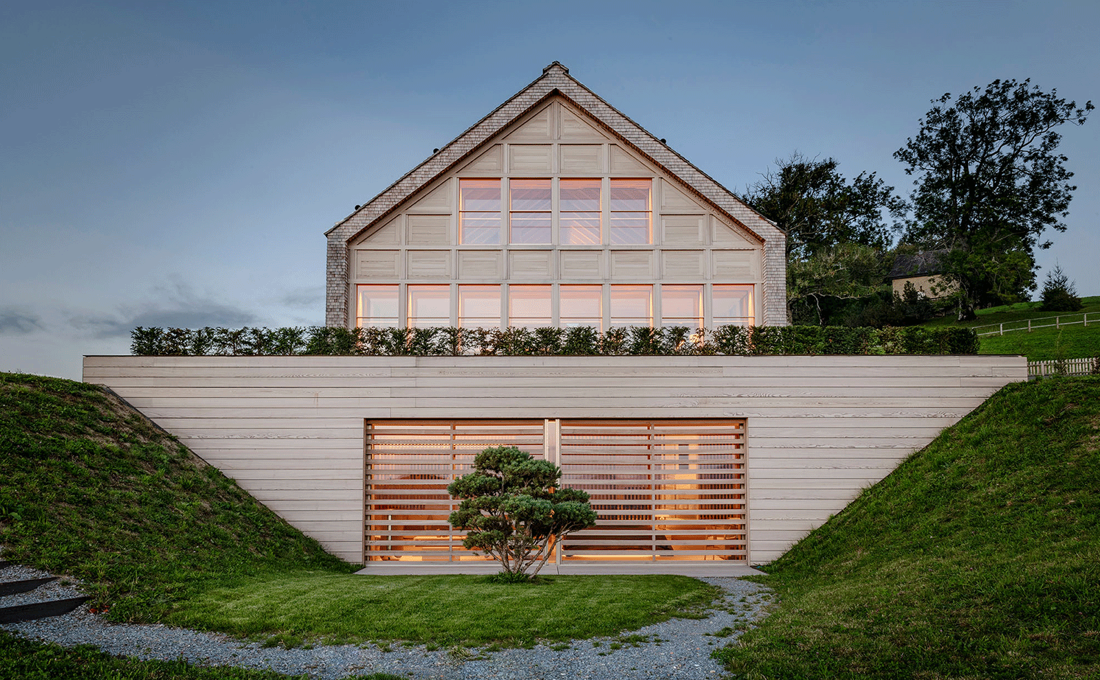 Gira Referenz: Hochwertiges Chalet in St. Gallen, Außenansicht vom Garten 