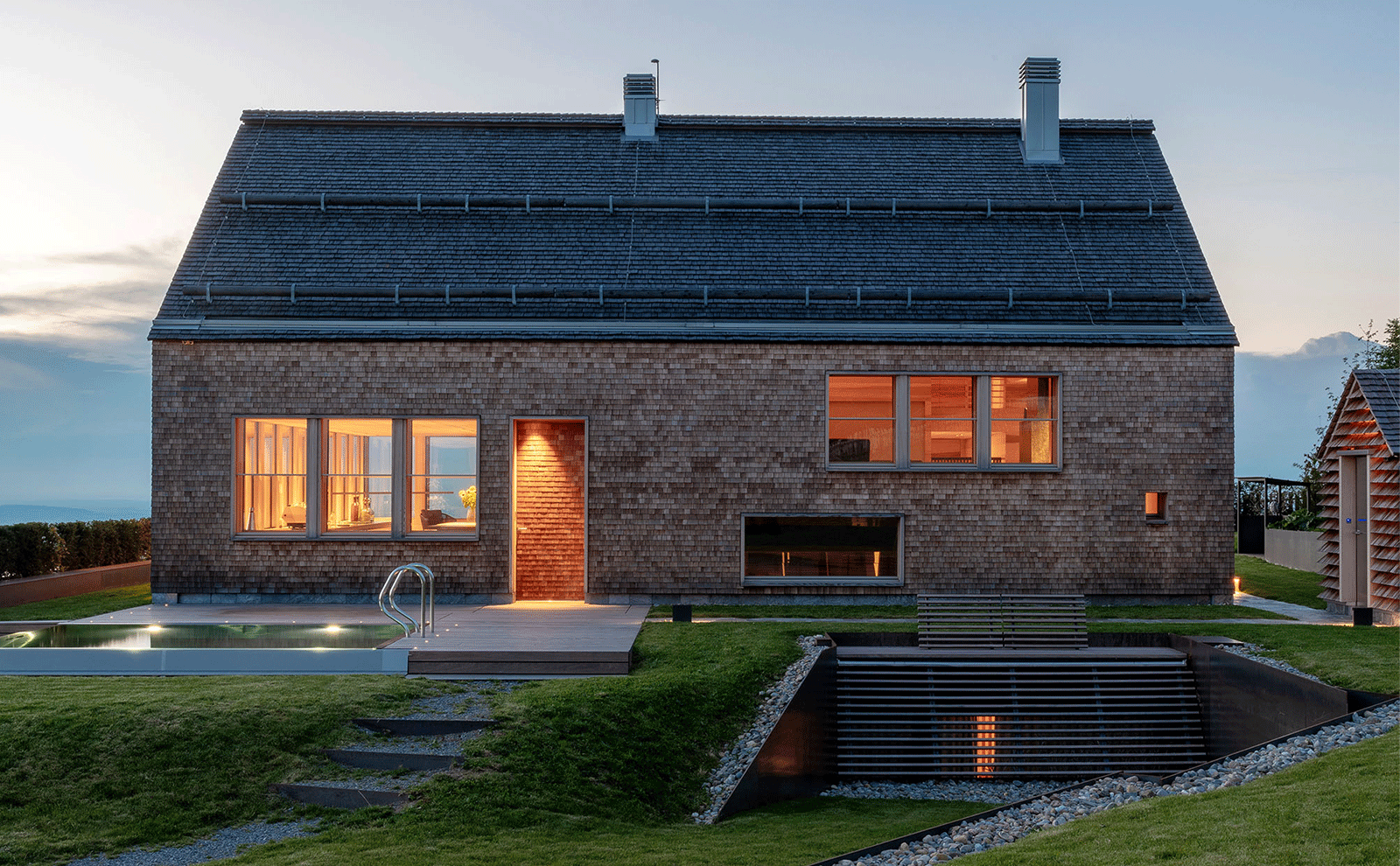 Gira Referenz: Hochwertiges Chalet in St. Gallen, Außenansicht mit Pool 