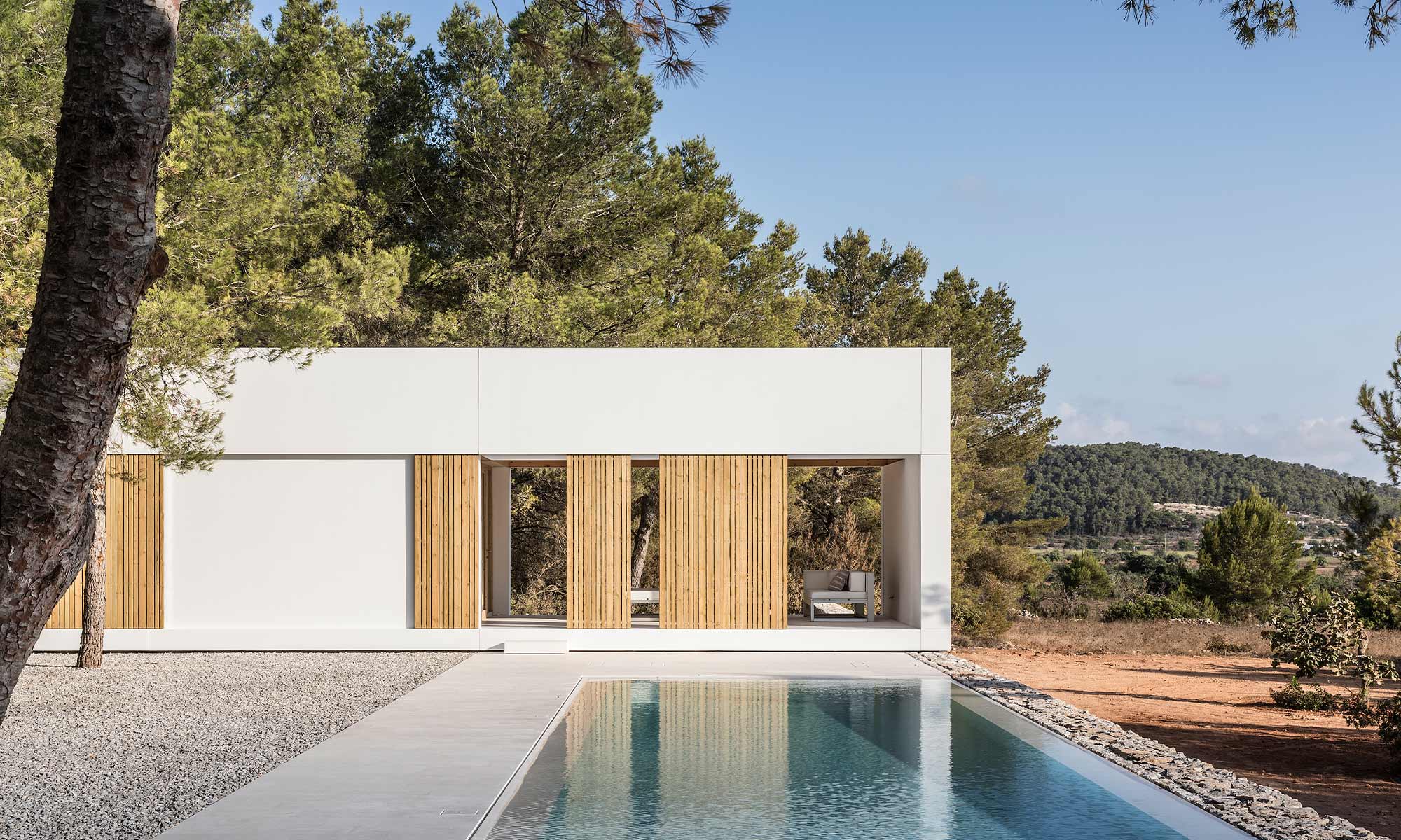 Modernes Haus auf Ibiza mit Pool bauen.