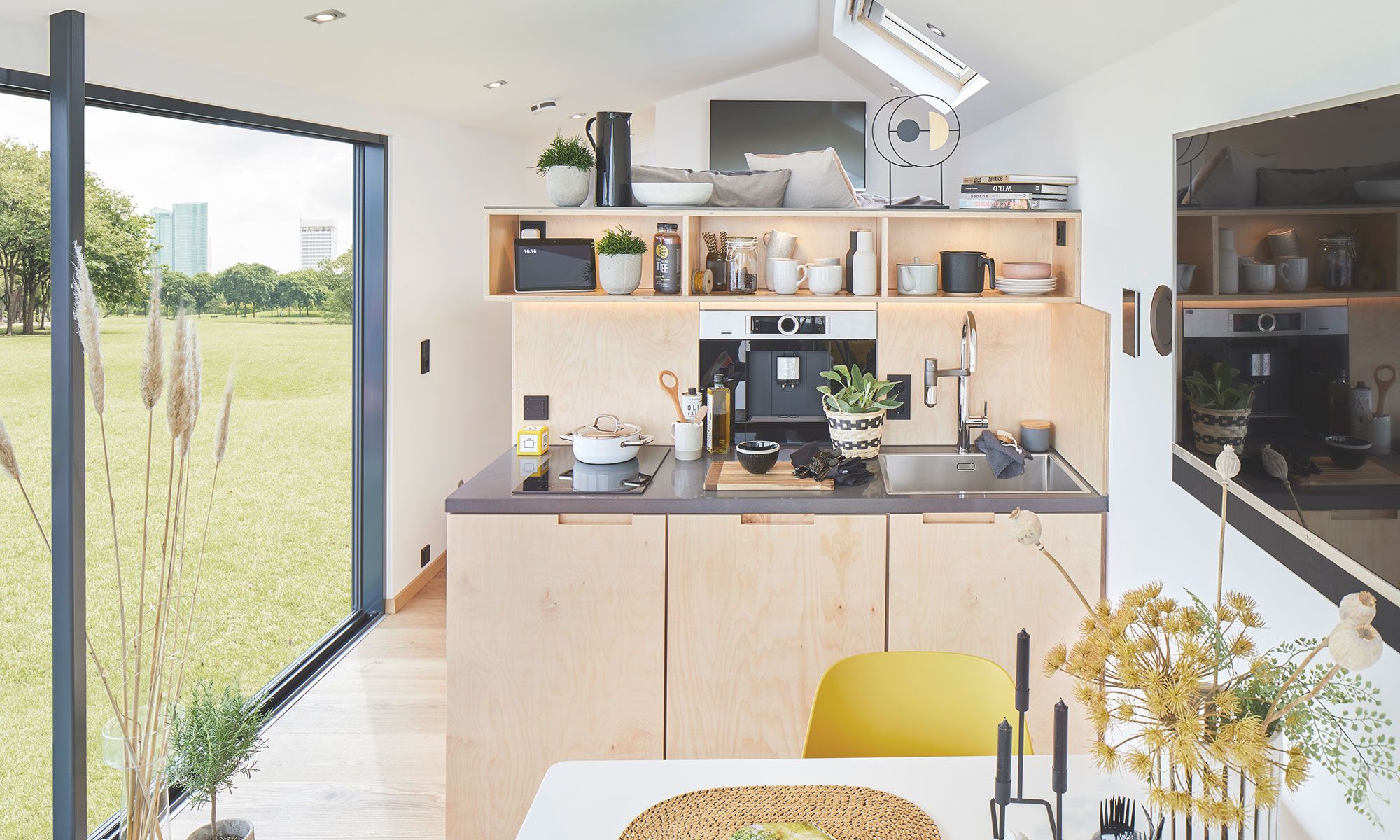 Das smarte Tiny House bietet modernen Lifestyle auf kleinstem Raum – inklusive intelligenter Technik von Gira.