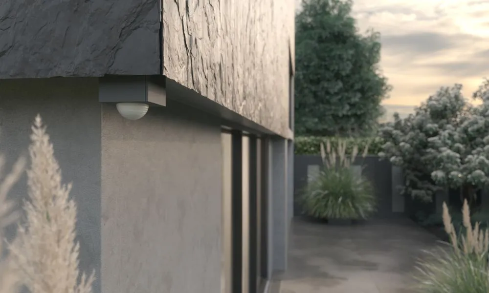 Gira Bewegungsmelder Cube, Grau, Außenbereich Steinfassade, bei Dämmerung