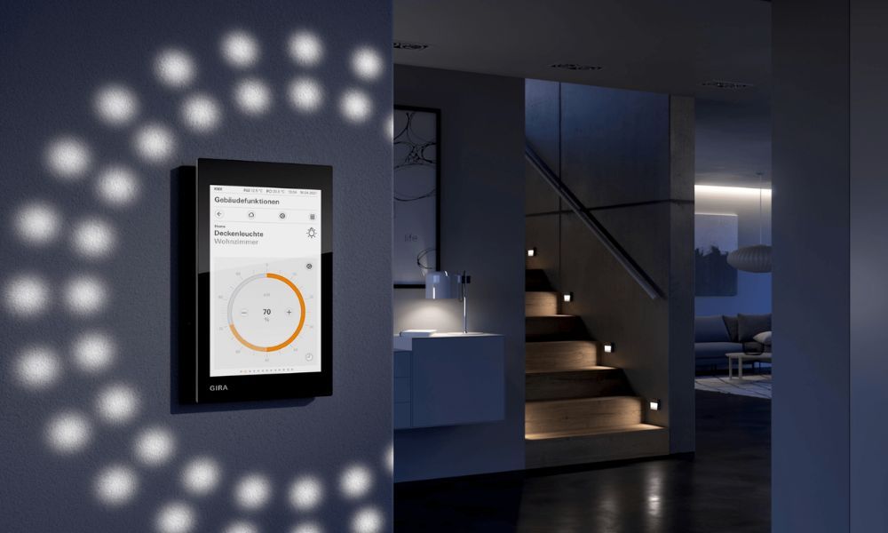 Smart-Home-Produkte: Gira G1, Glas schwarz, nachts im Flur
