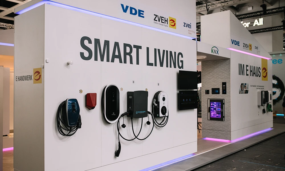  Ein Messestand auf der Ifa 2024 zeigt verschiedene Smart-Living-Produkte und E-Ladestationen für das intelligente Zuhause.