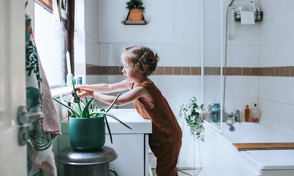 Kind an einem Waschbecken im Text zum Thema Elektroinstallation im Bad.