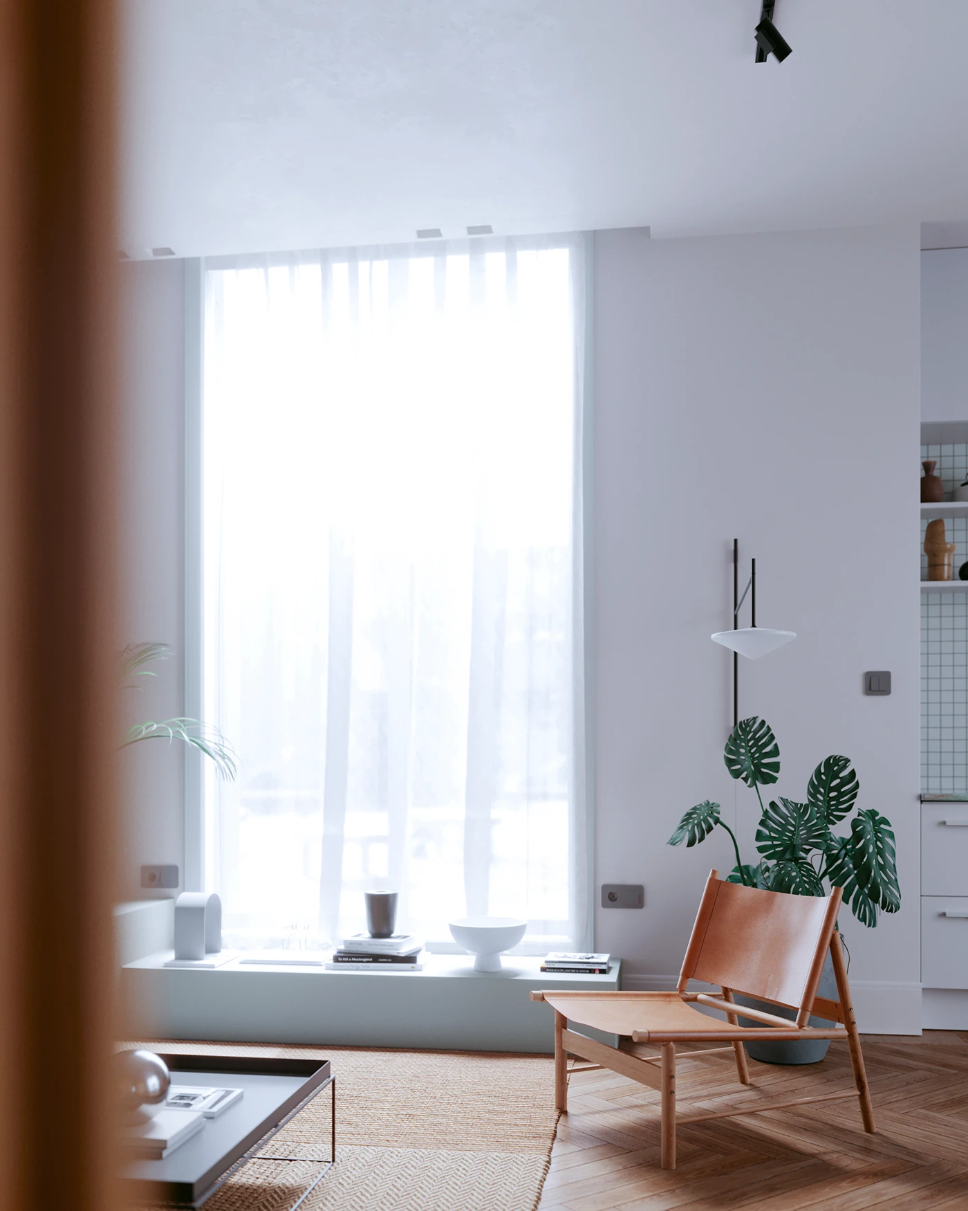 Ein minimalistisches Wohnzimmer im Mid-Century-Interior-Stil mit einem eleganten Ledersessel aus Holz, einer großen Monstera-Pflanze und einem niedrigen Couchtisch. 