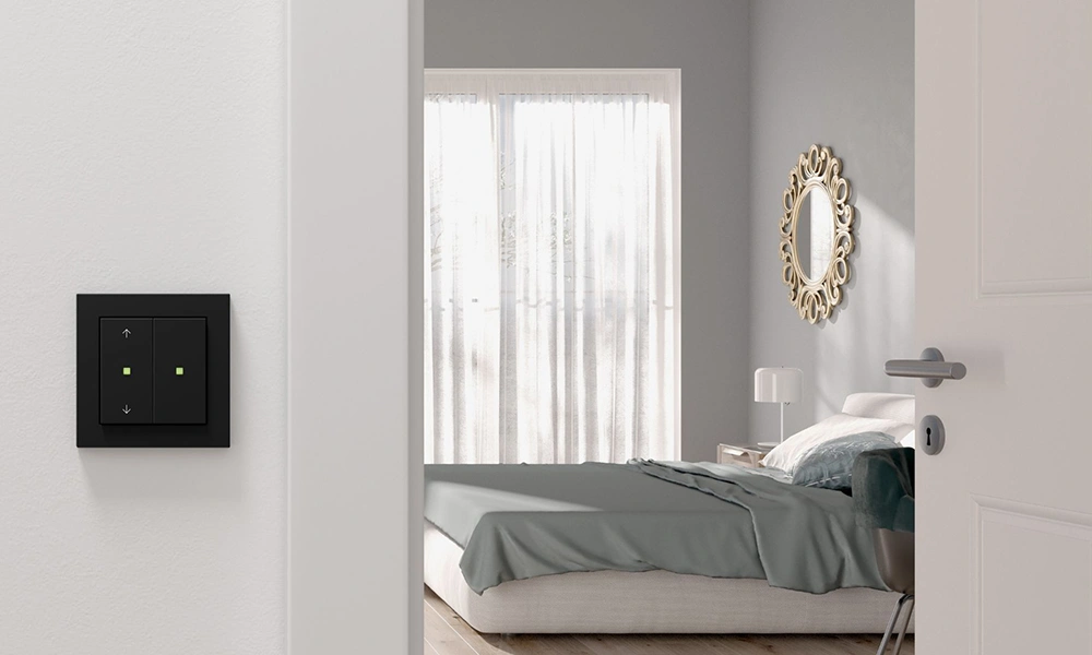 Gira KNX RF Bedienaufsatz, E2 Rahmen, schwarz matt, Milieuabbildung in Schlafzimmer