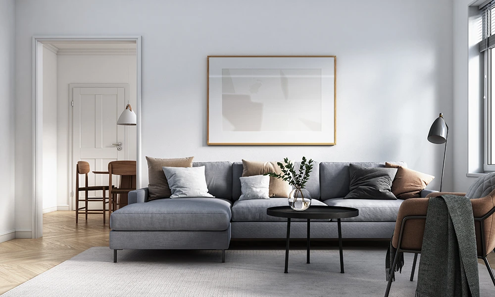 Helles Wohnzimmer im skandinavischen Wohnstil mit grauem Sofa, minimalistischer Dekoration und großen Fenstern.