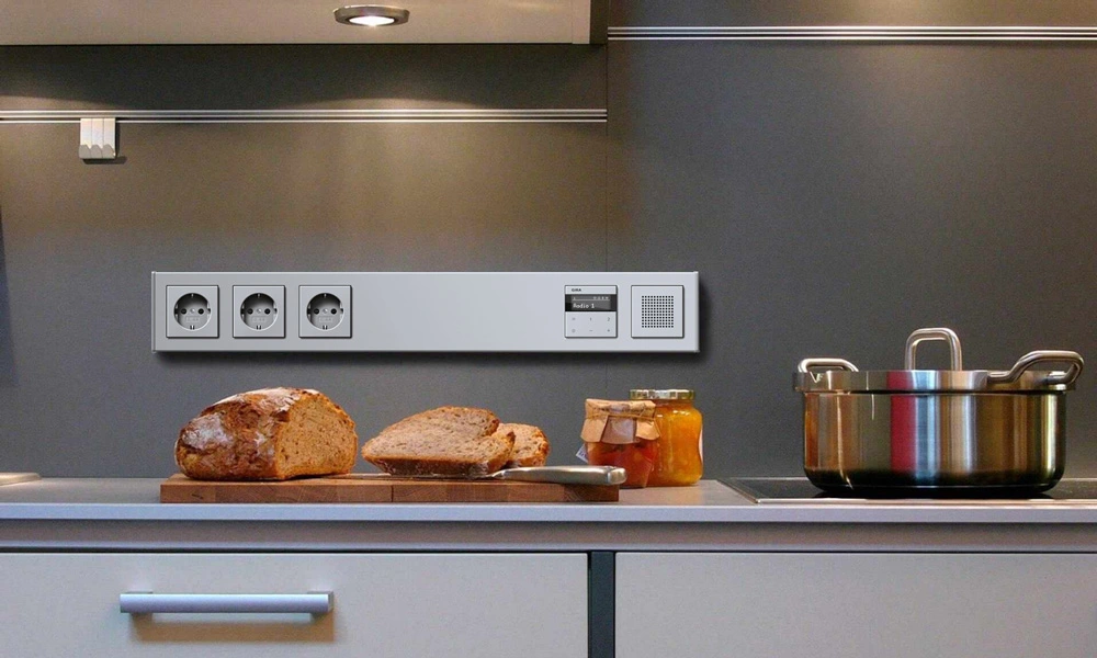 Steckdosen für die Küche mit Gira Profil 55, Farbe Alu, mit drei SCHUKO-Steckdosen und Gira Unterputz-Radio IP, Farbe Alu