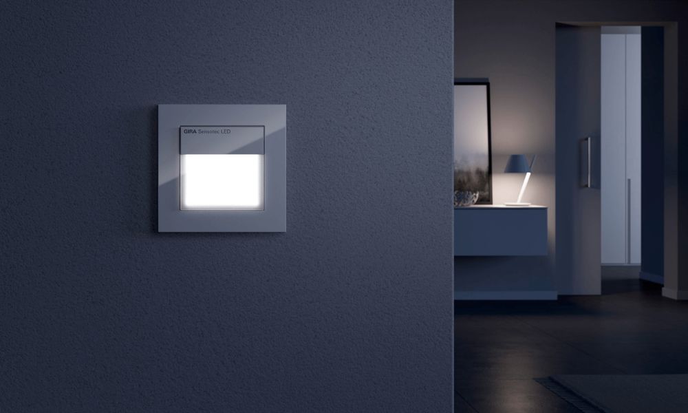 Gira Sensotec LED im Gira E2 Schalterprogramm, reinweiß glänzend, Flur bei Dunkelheit