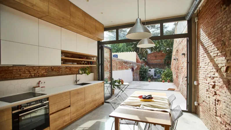 Küche mit Holzschränken und Gira Studio Schalter in Reinweiß glänzend