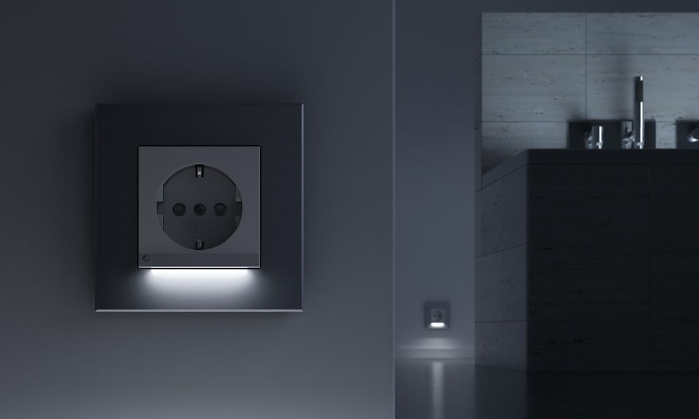 Gira SCHUKO-Steckdose mit LED-Orientierungsleuchte im Bad, Gira Esprit Schalterprogramm