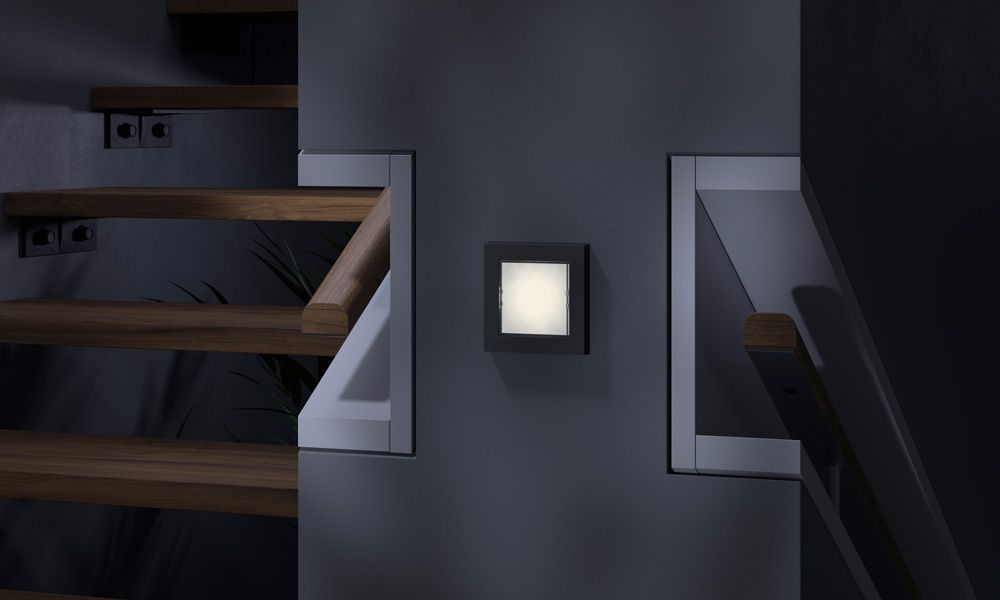 Gira LED-Orientierungsleuchte warmweiß mit Gira E2 Rahmen in Anthrazit