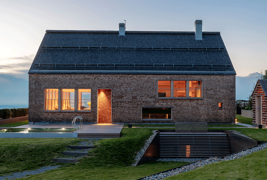 Gira Referenz: Hochwertiges Chalet in St. Gallen, Außenansicht mit Pool 