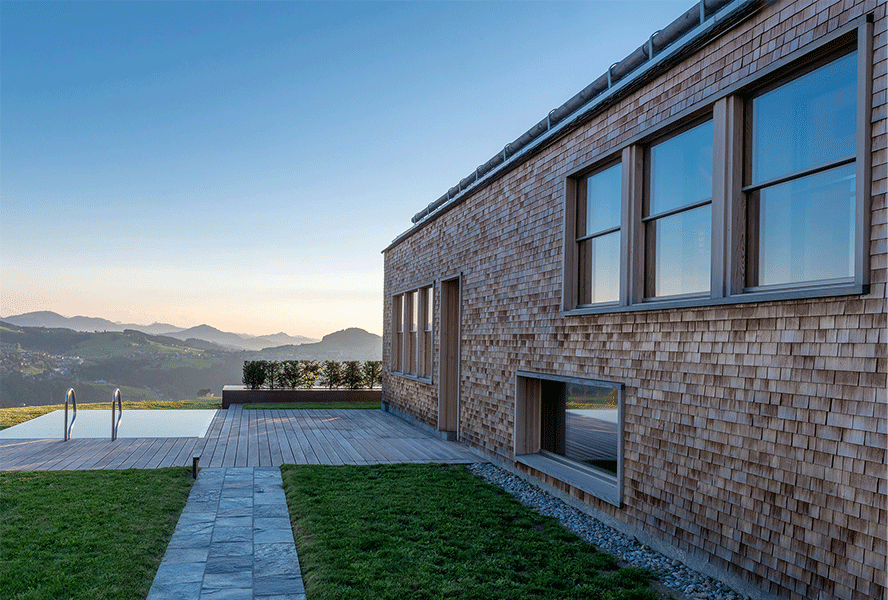 Gira Referenz: Hochwertiges Chalet in St. Gallen, Außenansicht mit Pool und Bergblick 