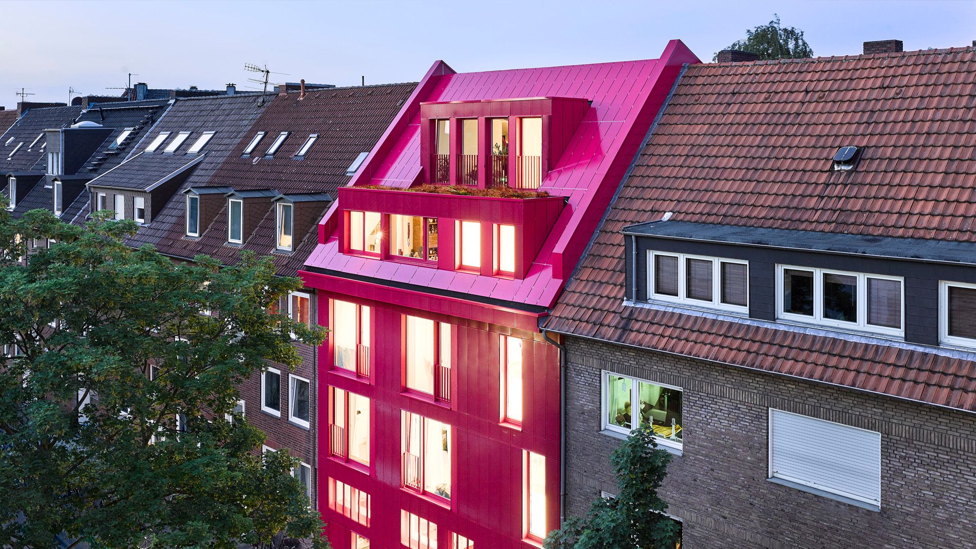 Ein 50er-Jahre-Reihenhaus in Münster von KRESINGS Architektur wird zum roten Blickfang
