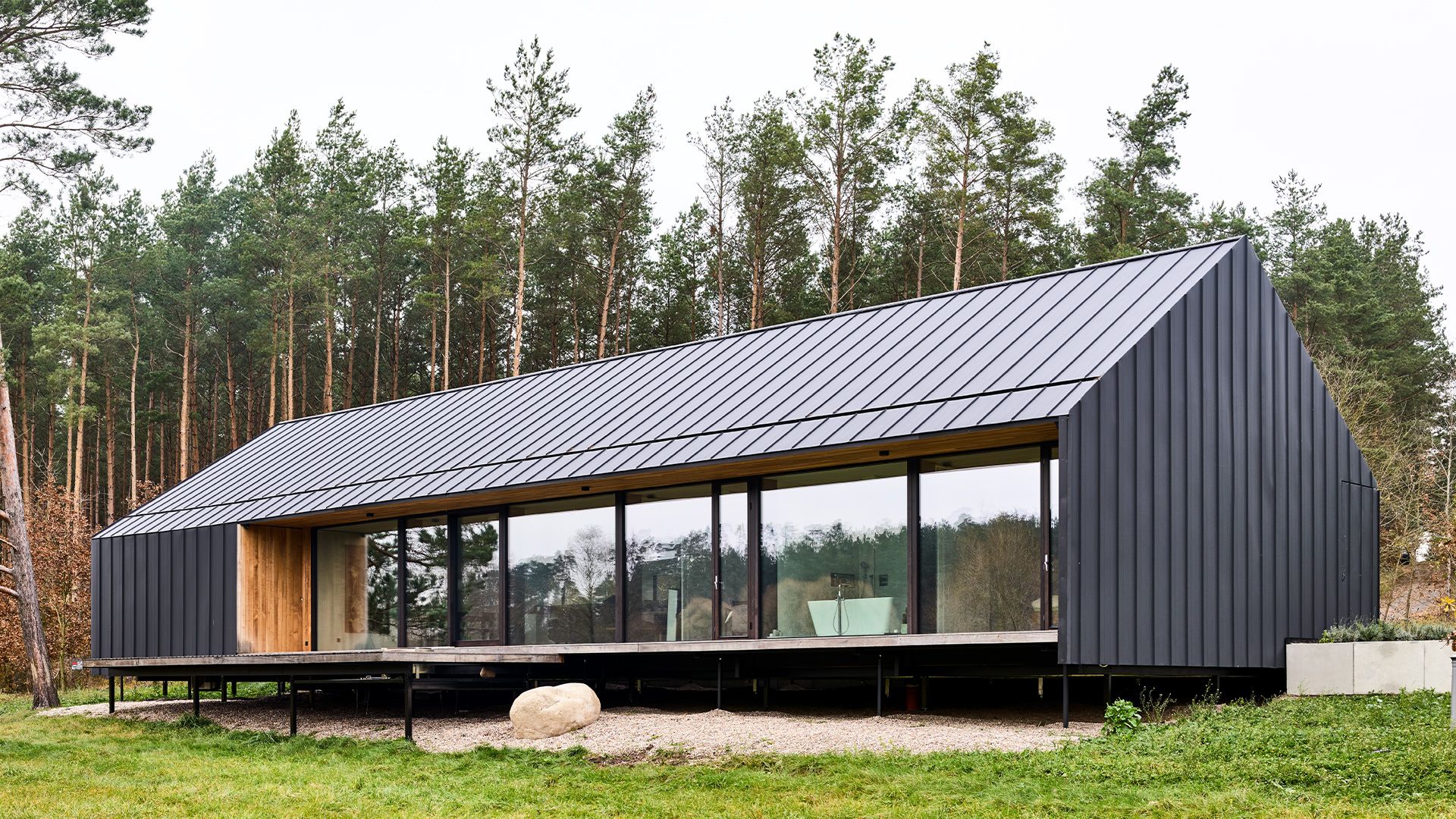 Maximal naturnahes Holzmodulhaus im polnischen Brodnica von Dom Architektów