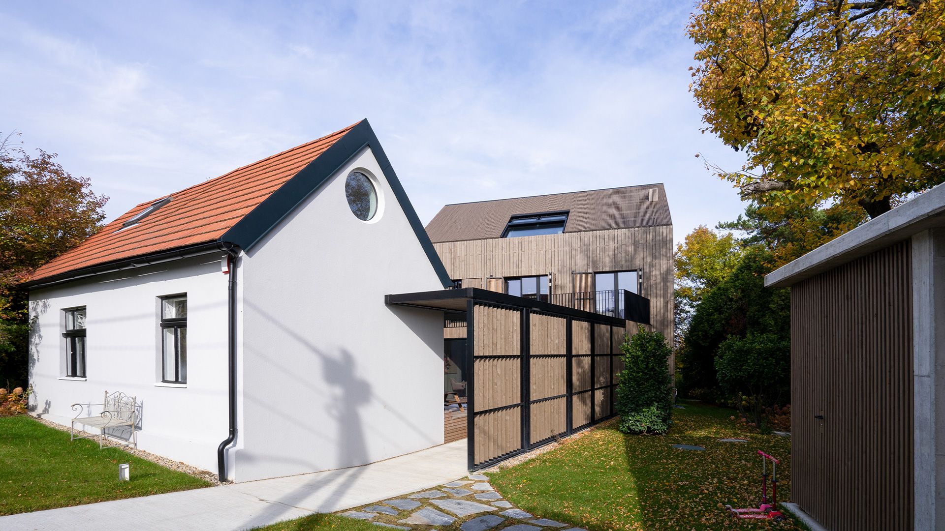 Altes Bestandshaus wird zum Auftakt eines Wohnensembles mit Innenhof von Mostlikely Architecture ZT GmbH