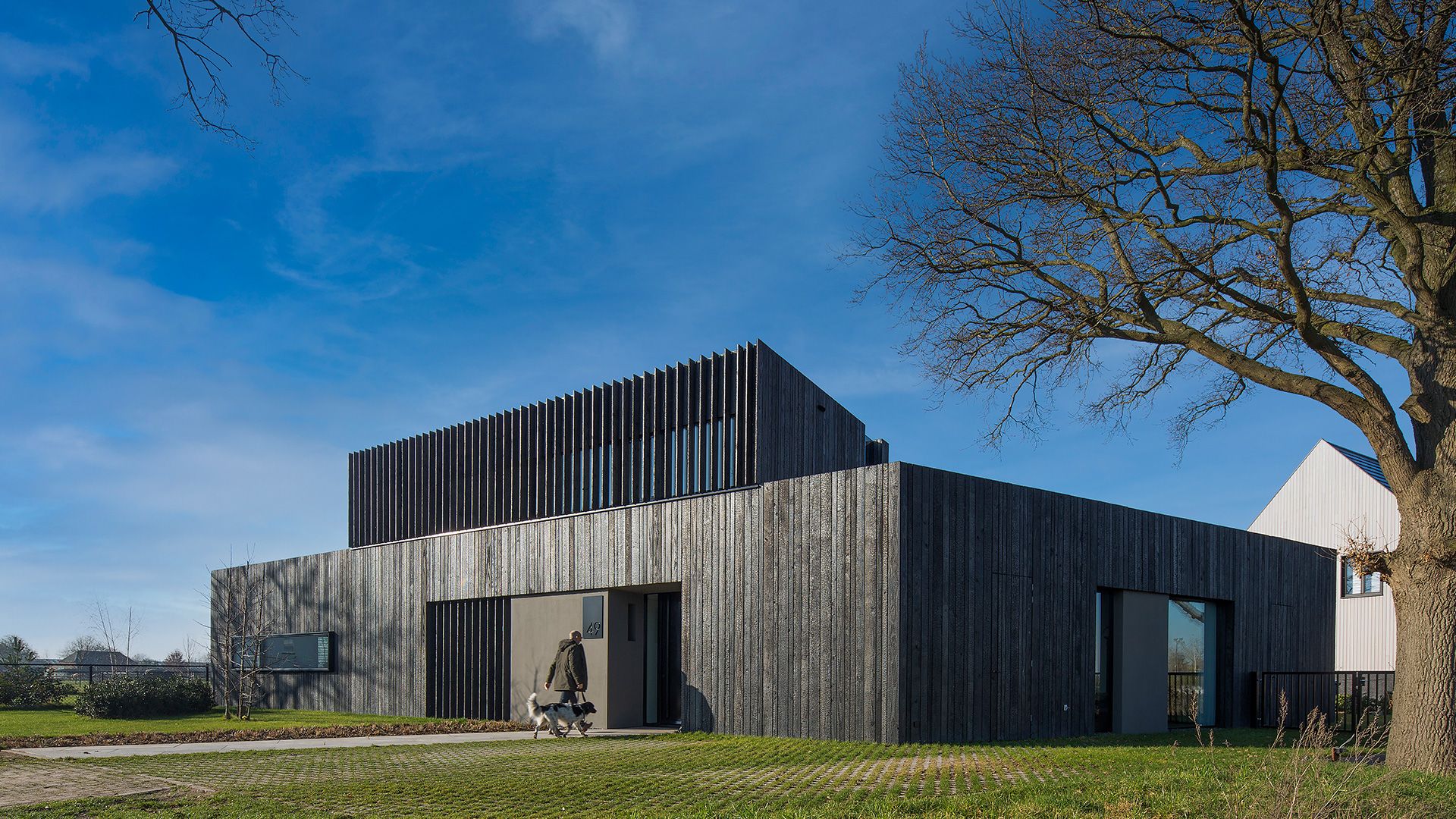 Ein Wohnhaus im niederländischen Enschot fällt durch seine schwarz-verkohlte Holzfassade auf