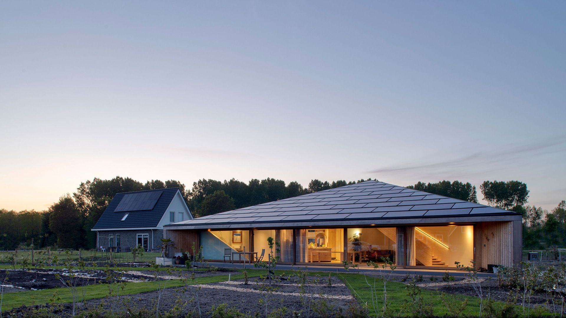 Als Plusenergiehaus aus Holz nutzt das South House modernste Technik in puristischem Design
