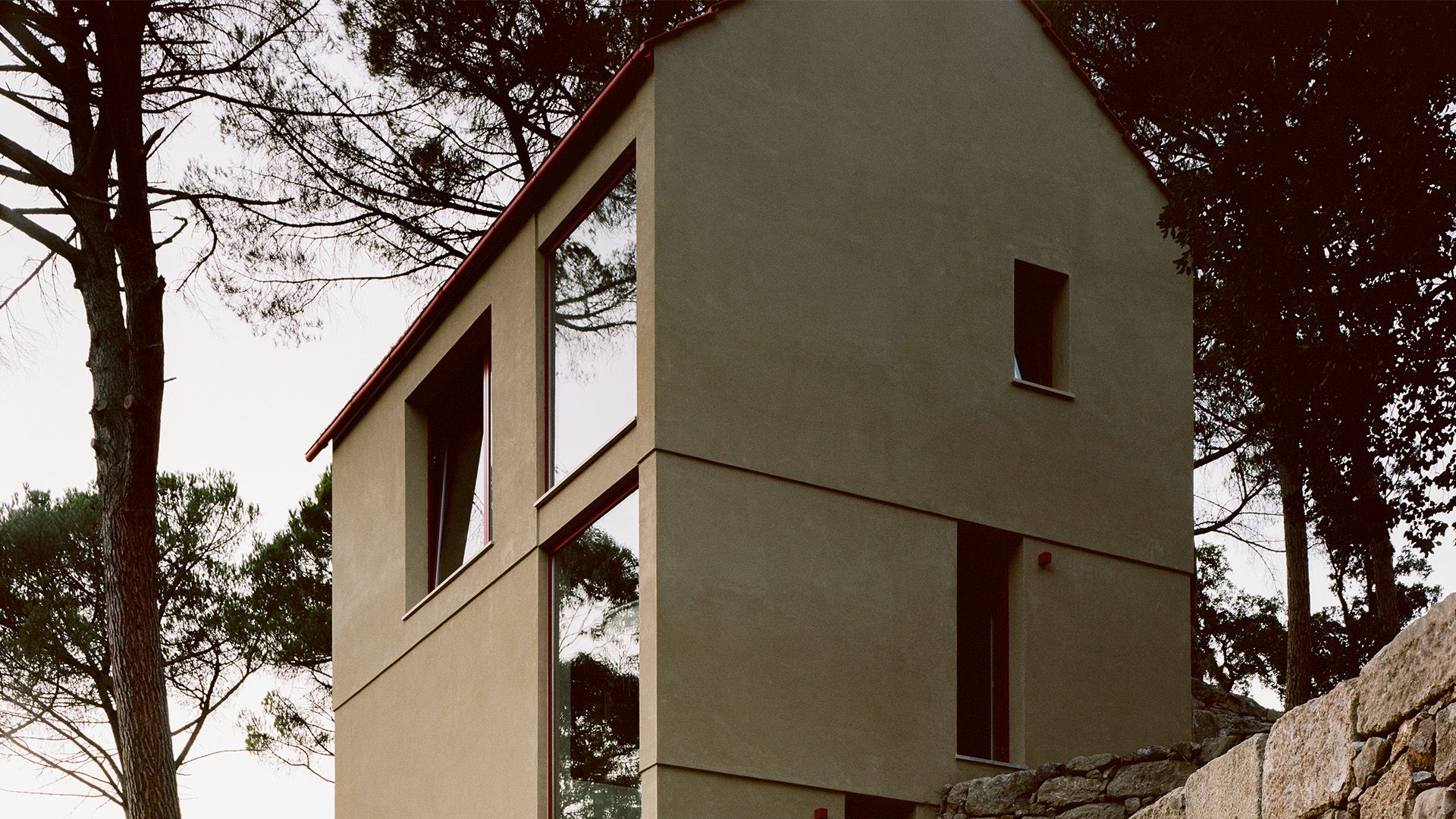 Wohnhaus in Portugal überzeugt im Umgang mit Flächen- und Materialknappheit | Architektur