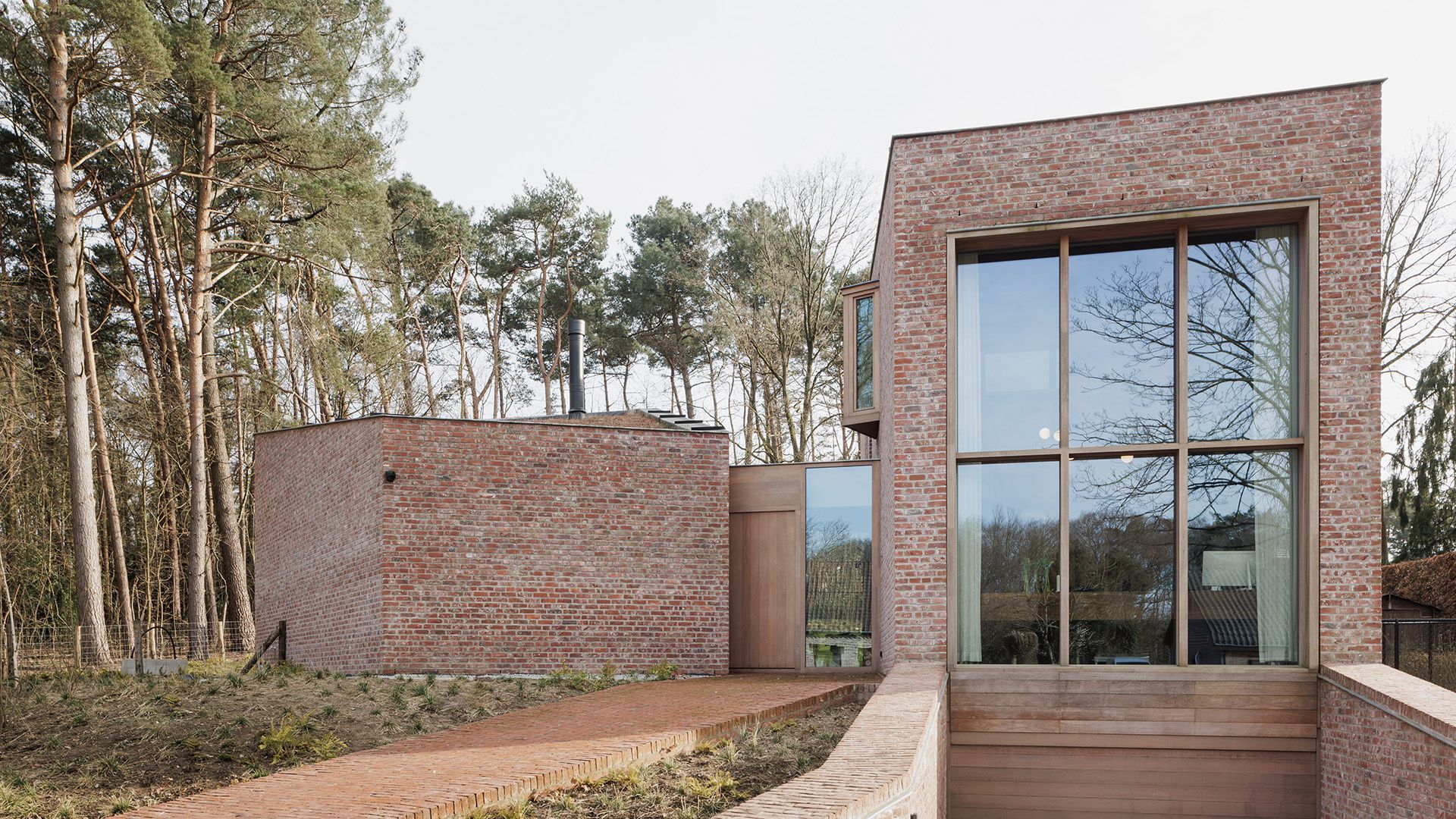 Ein Wohnhaus im belgischen Limburg vermittelt zwischen Mensch und Natur | Architektur