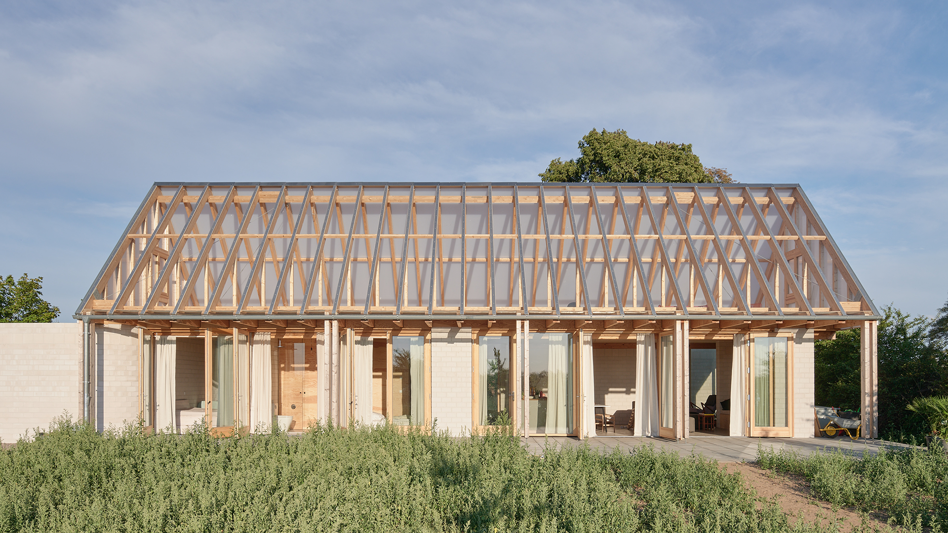 Wochenendhaus mit Glasdach sorgt für Ausblicke in die Uckermark | Architektur
