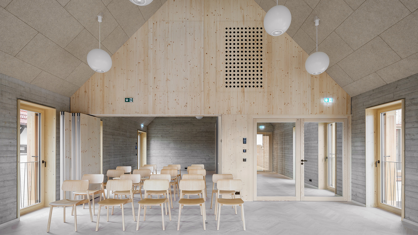 Skandinavien trifft Franken: Bürgersaal und Café mit hellem Holz und simpler Selbstverständlichkeit (Foto: Stefan Mayer)